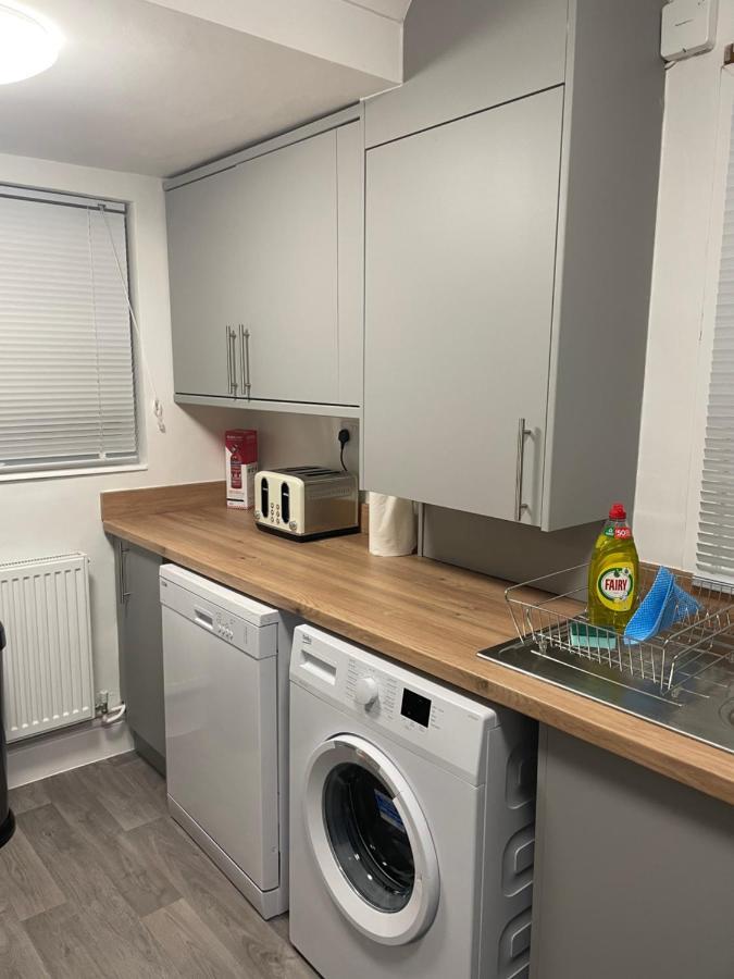 Comfy Home For Contractors And Families With Free Parking - Sage View Aldershot Eksteriør billede